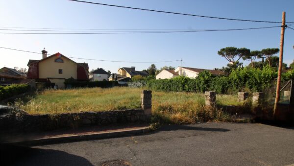 Parcela de terreno de 800 m² en La Navata-Galapagar. 250.000€